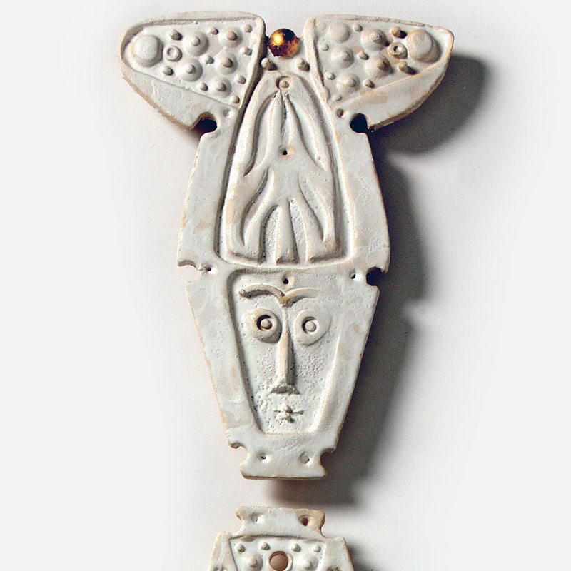 Side view of a figurative expressionist totemic sculpture by Giorgio Crisafi. Mainly white colors. Title: Bonds XVII