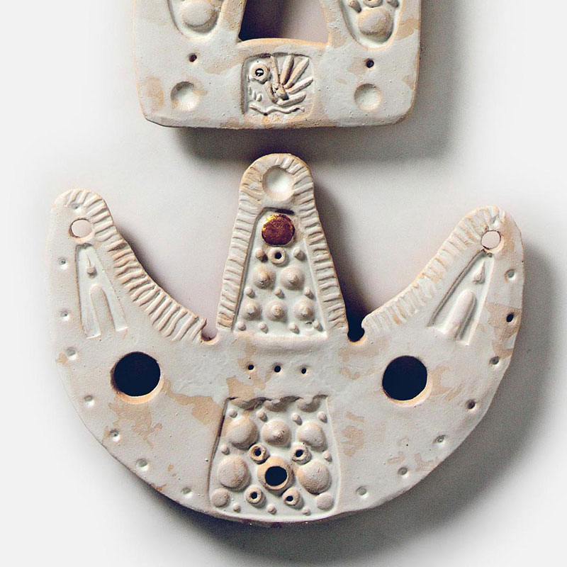 Detail of a figurative expressionist totemic sculpture by Giorgio Crisafi. Mainly white colors. Title: Bonds XVII