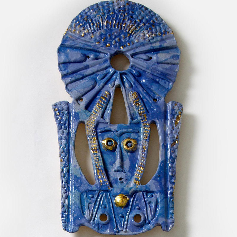 Detail of a figurative expressionist totemic sculpture by Giorgio Crisafi. Mainly blue colors. Title: Bonds IV